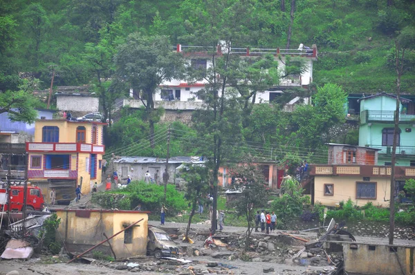 Hindistan faciası. Şiddetli yağış sele neden olur. Birçok yaşama ve mülke zarar verir. Hindistan 'da bulut patlaması. Nehir kırmızı alarmın üzerinde akıyor.