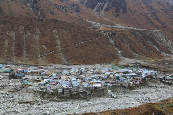 Kedarnath Tapınağı 'nın havadan görünüşü Kedarnath Felaketi 2013' ten sonra. İnsanlara ve mülke ağır zarar verildi. En kötü felaket. Heyelan, sel, Hindistan 'da sağanak yağış.