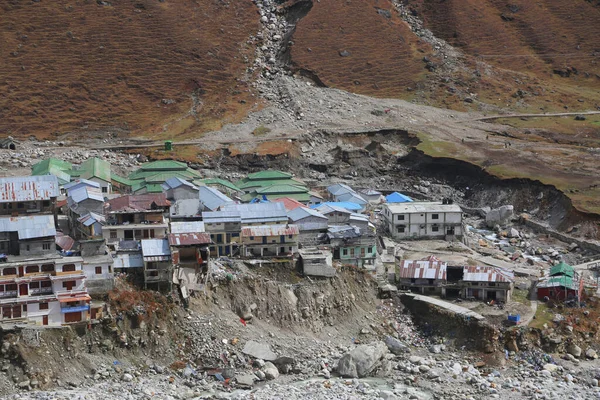 Kedarnath Tapınağı 'nın havadan görünüşü Kedarnath Felaketi 2013' ten sonra. İnsanlara ve mülke ağır zarar verildi. En kötü felaket. Heyelan, sel, Hindistan 'da sağanak yağış.
