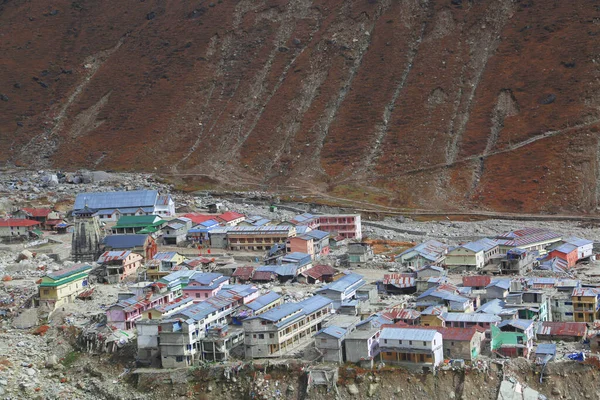 Kedarnath Tapınağı 'nın havadan görünüşü Kedarnath Felaketi 2013' ten sonra. İnsanlara ve mülke ağır zarar verildi. En kötü felaket. Heyelan, sel, Hindistan 'da sağanak yağış.