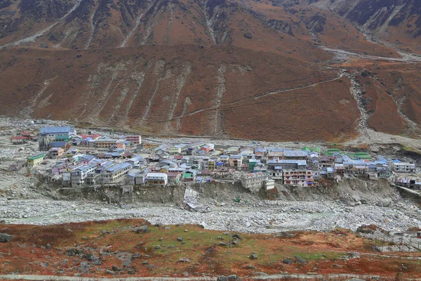 Kedarnath Tapınağı 'nın havadan görünüşü Kedarnath Felaketi 2013' ten sonra. İnsanlara ve mülke ağır zarar verildi. En kötü felaket. Heyelan, sel, Hindistan 'da sağanak yağış.