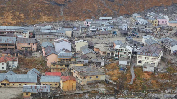 Uttarkashi, Uttarakhand / Hindistan-17 Haziran 2013: felaketi izleyen insanlar