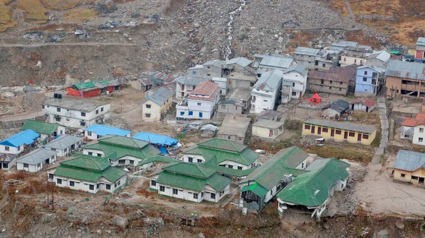 Kedarnath Tapınağı 'nın havadan görünüşü Kedarnath Felaketi 2013' ten sonra. İnsanlara ve mülke ağır zarar verildi. En kötü felaket. Heyelan, sel, Hindistan 'da sağanak yağış..