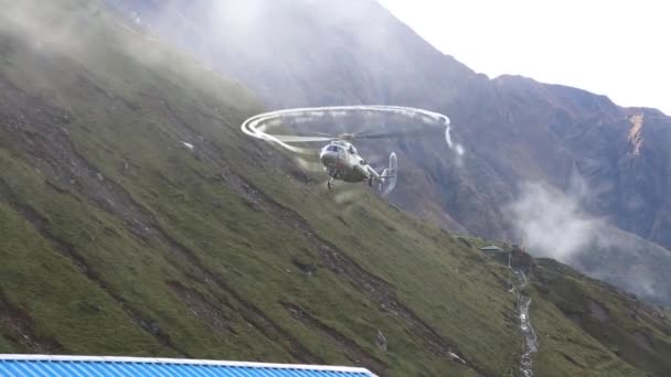 Mist Rond Indiase Luchtmacht Helikopter Propeller Tijdens Landing Hoogte Van — Stockvideo