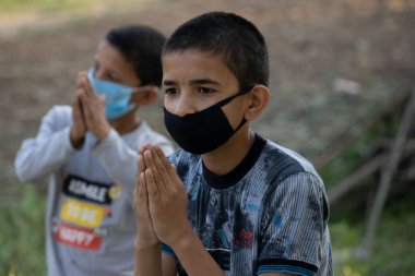 Dehradun, Uttarakhand / Hindistan - Eylül 06 2020: Çocuk yüz maskesi takıyor.