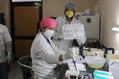 Dehradun, Uttarakhand / Hindistan - Eylül 06 2020: Doktorlar ve sağlık çalışanları Corona virüsü durumunda çalışıyorlar.