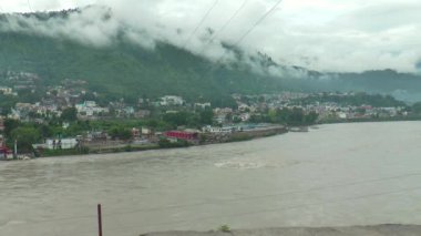 Ganj nehri, Himalaya 'nın yukarısındaki sağanak yağış nedeniyle tam salınımlı, uttarakhand güzel köyünden geçiyor. Nehir seviyesi tehlike işaretine yükseliyor .