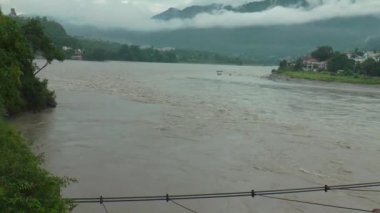 Ganj nehri, Himalaya 'nın yukarısındaki sağanak yağış nedeniyle tam salınımlı, uttarakhand güzel köyünden geçiyor. Nehir seviyesi tehlike işaretine yükseliyor .
