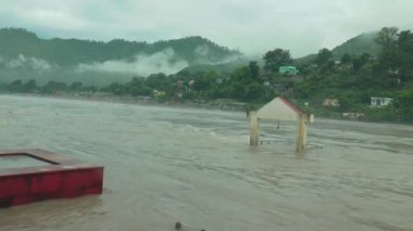 Ganj nehri, Himalaya 'nın yukarısındaki sağanak yağış nedeniyle tam salınımlı, uttarakhand güzel köyünden geçiyor. Nehir seviyesi tehlike işaretine yükseliyor .