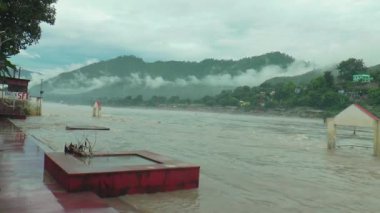 Ganj nehri, Himalaya 'nın yukarısındaki sağanak yağış nedeniyle tam salınımlı, uttarakhand güzel köyünden geçiyor. Nehir seviyesi tehlike işaretine yükseliyor .