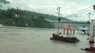 Ganj nehri, Himalaya 'nın yukarısındaki sağanak yağış nedeniyle tam salınımlı, uttarakhand güzel köyünden geçiyor. Nehir seviyesi tehlike işaretine yükseliyor .