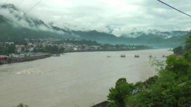 Ganj nehri, Himalaya 'nın yukarısındaki sağanak yağış nedeniyle tam salınımlı, uttarakhand güzel köyünden geçiyor. Nehir seviyesi tehlike işaretine yükseliyor .