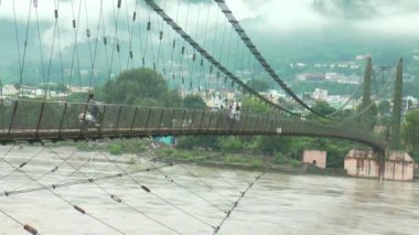 Ganj nehri, Himalaya 'nın yukarısındaki sağanak yağış nedeniyle tam salınımlı, uttarakhand güzel köyünden geçiyor. Nehir seviyesi tehlike işaretine yükseliyor .
