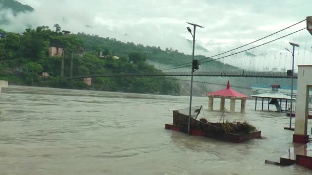 Ganges Řeka Procházející Uttarakhand Krásné Vesnice Plnou Houpačka Důsledku Silných — Stock video