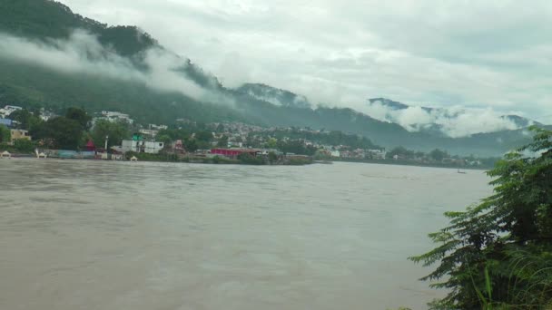 ヒマラヤ北部の豪雨により 美しい村を流れる川が本格的に揺れ動きます 川の水位が上昇する危険マーク — ストック動画