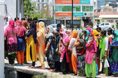 Dehradun, Uttarakhand / Hindistan - Eylül 06 2020: yola bakan kadınlar.