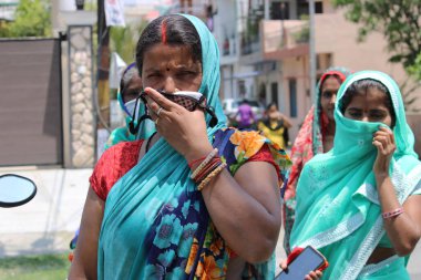 Dehradun, Uttarakhand / Hindistan - Eylül 06 2020: Sarisiyle yüzünü örten kadın.