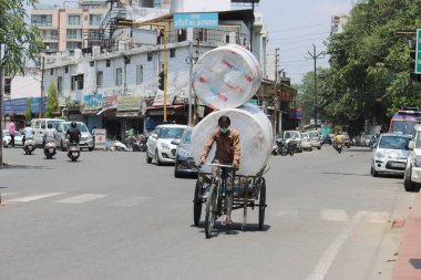 Dehradun, Uttarakhand / Hindistan - Eylül 06 2020: Su tanklarıyla yola çıkan bir triportör çekici.