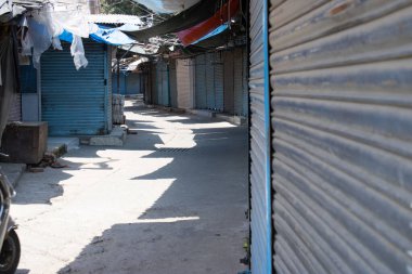 Dehradun, Uttarakhand / Hindistan - Eylül 06 2020: Dükkanlar korona salgını nedeniyle kapatıldı.