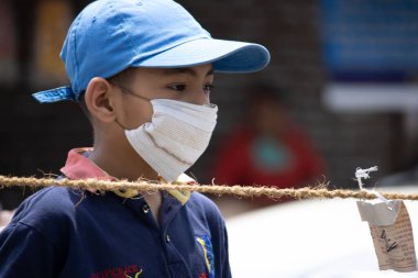 Dehradun, Uttarakhand / Hindistan - Eylül 06 2020: Salgın nedeniyle yüz maskesi takan akıllı çocuk.