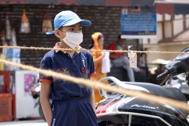 Dehradun, Uttarakhand / Hindistan - Eylül 06 2020: Salgın nedeniyle yüz maskesi takan akıllı çocuk.