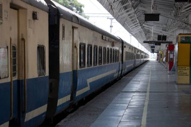 Dehradun, Uttarakhand / Hindistan - Eylül 06 2020: Dehadun 'un demiryolu istasyonu Corona' daki durum nedeniyle kapatıldı.