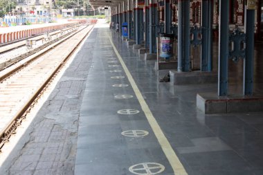 Dehradun, Uttarakhand / Hindistan - Eylül 06 2020: Dehadun 'un demiryolu istasyonu Corona' daki durum nedeniyle kapatıldı.