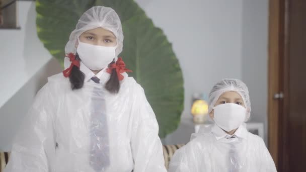Covid 19コロナウイルス 致命的なウイルス 子供たちは学校の準備をしています 安全衣装 マスク 致命的なコロナウイルスから保護するための手袋を身に着けている Covid Apple Prores — ストック動画