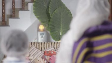 COVID-19 Coronavirüs, çocuklar okula hazırlanıyor. Koruyucu kostüm, maske ve ölümcül Coronavirüs 'e karşı eldiven takmış. COVID 19. Apple ProRes 422 
