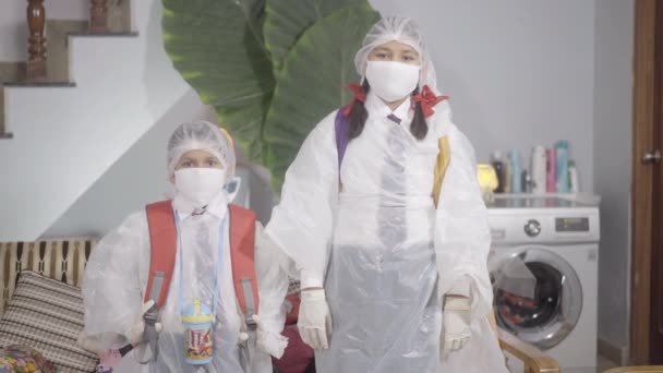 Covid Coronavirus 致命病毒 准备上学的儿童 身穿安全服装 戴着面具 戴着手套 以抵御致命的科罗纳沃里斯 科维德斯 Apple — 图库视频影像