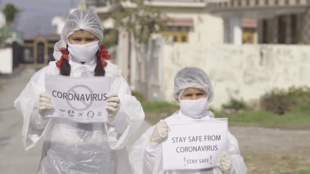 Covid Coronavirus 致命病毒 为了安全起见 身着校服 戴着面具 手套和防护服的儿童抵御Covid Coronavirus Apple Prores — 图库视频影像