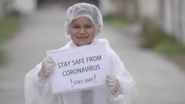 Covid Coronavirus Dodelijk Virus Kinderen Dragen Masker Handschoenen Beschermende Kleding — Stockvideo