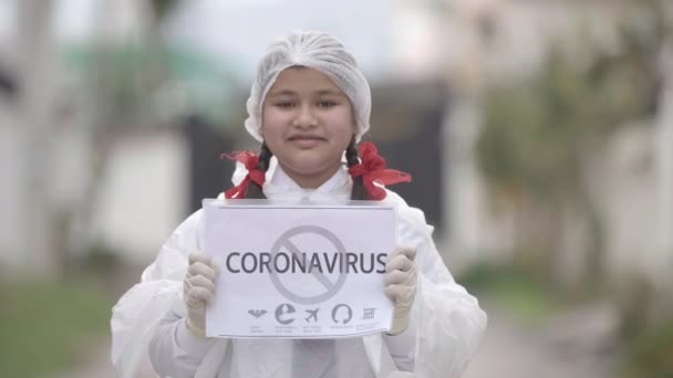 Covid Coronavirus Dödligt Virus Flicka Klädd Mask Handskar Skyddsklänning Skoluniform — Stockvideo