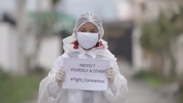 Covid Coronavirus Virus Mortal Chica Con Máscara Guantes Vestido Protección — Vídeo de stock