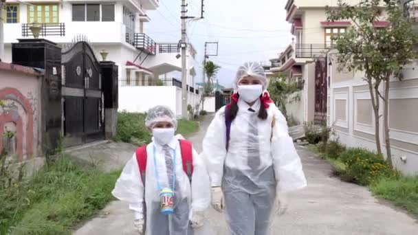 Covid Coronavirus Virus Mortale Bambini Che Vanno Scuola Indossando Costumi — Video Stock