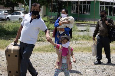 Dehradun, Uttarakhand / Hindistan - Eylül 06 2020: Corona nedeniyle farklı eyaletlerden dönen göçmen.
