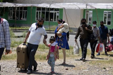 Dehradun, Uttarakhand / Hindistan - Eylül 06 2020: Corona nedeniyle farklı eyaletlerden dönen göçmen.