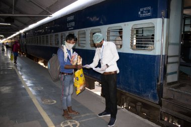 Dehradun, Uttarakhand / Hindistan - 10 Eylül 2020: Hükümet yetkilileri göçmen halka yardım ediyor.