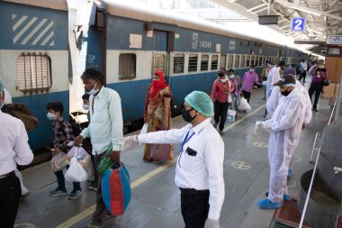 Dehradun, Uttarakhand / Hindistan - 10 Eylül 2020: Polis ve demiryolu personeli sosyal mesafeyi korumakla görevli.