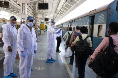 Dehradun, Uttarakhand / Hindistan - 10 Eylül 2020: Polis toplumsal mesafeyi korumak için tren istasyonunda görevli.
