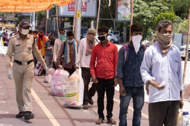 Dehradun, Uttarakhand / Hindistan - 10 Eylül 2020: Corona durumundaki farklı eyaletlerden gelen göçmenler.
