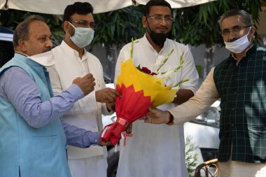 Dehradun, Uttarakhand / Hindistan - 10 Eylül 2020: Dehradun Belediyesi yönetim kurulu başkanı Sunil Uniyal Gama, yüz maskesi takan parti çalışanı tarafından karşılandı.
