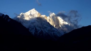 Himalayalar 'ın Uttarakhand, Hindistan' daki en güzel günbatımı kuşağı. Gangotri Tepe Grubu Gösteriliyor.