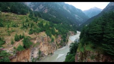 Uttarakhand Köyü, Uttarkashi, Hindistan. Etrafı orman, dağ ve tepelerle çevrili. Nehir köyden akıyor. Himalaya Dağları, Uttarkashi, Uttarakhand, Hindistan.