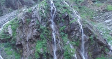 Yukarı Hindistan Himalayaları 'nda bahar, Uttarakhand, Hindistan. Zirvedeki doğal Şelale güzelliği. Doğal güzelliğin gerçek göstergesi..
