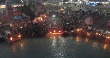 Haridwar 'da Ganga Aarti Töreni (Ganga Pujan Töreni), Uttarakhand India. Kutsal Ganga, kalabalık, rahipler ve büyük ateş mumları..