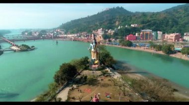 Hindu tanrısı Shiva 'nın büyük heykelinin güzel tarafı Haridwar, Uttarakhand, Hindistan' ın kutsal Ganga Ghat 'lerine bakıyor..