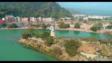 Hindu tanrısı Shiva 'nın büyük heykelinin güzel tarafı Haridwar, Uttarakhand, Hindistan' ın kutsal Ganga Ghat 'lerine bakıyor..