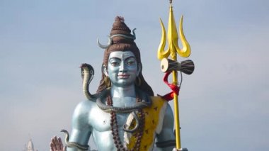 Hindu tanrı Shiva 'nın (Bhagwaan Shiv) dev heykeli Haridwar, Uttarakhand, Hindistan' daki Ganga Ghat 'larına bakıyor..