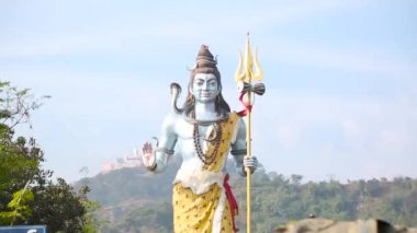 Hindu tanrı Shiva 'nın (Bhagwaan Shiv) dev heykeli Haridwar, Uttarakhand, Hindistan' daki Ganga Ghat 'larına bakıyor..